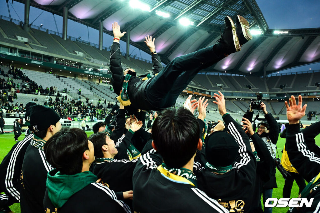 전북현대가 끝내 정상에 섰다. 연장전 혈투 끝에 광주FC를 2-1로 꺾고 2025 하나은행 코리아컵 우승을 차지했다. 120분 동안 퇴장·부상·논란 상황이 뒤섞인 결승전이었지만, 마지막에 웃은 팀은 전북이었다.전북현대는 6일 오후 1시 30분 서울월드컵경기장에서 열린 2025 하나은행 코리아컵 결승전에서 광주FC와 맞붙어 2-1로 승리했다.통산 6번째 우승에 성공한 전북이 포옛 감독을 헹가래 하고 있다.  2025.12.06 /cej@osen.co.kr