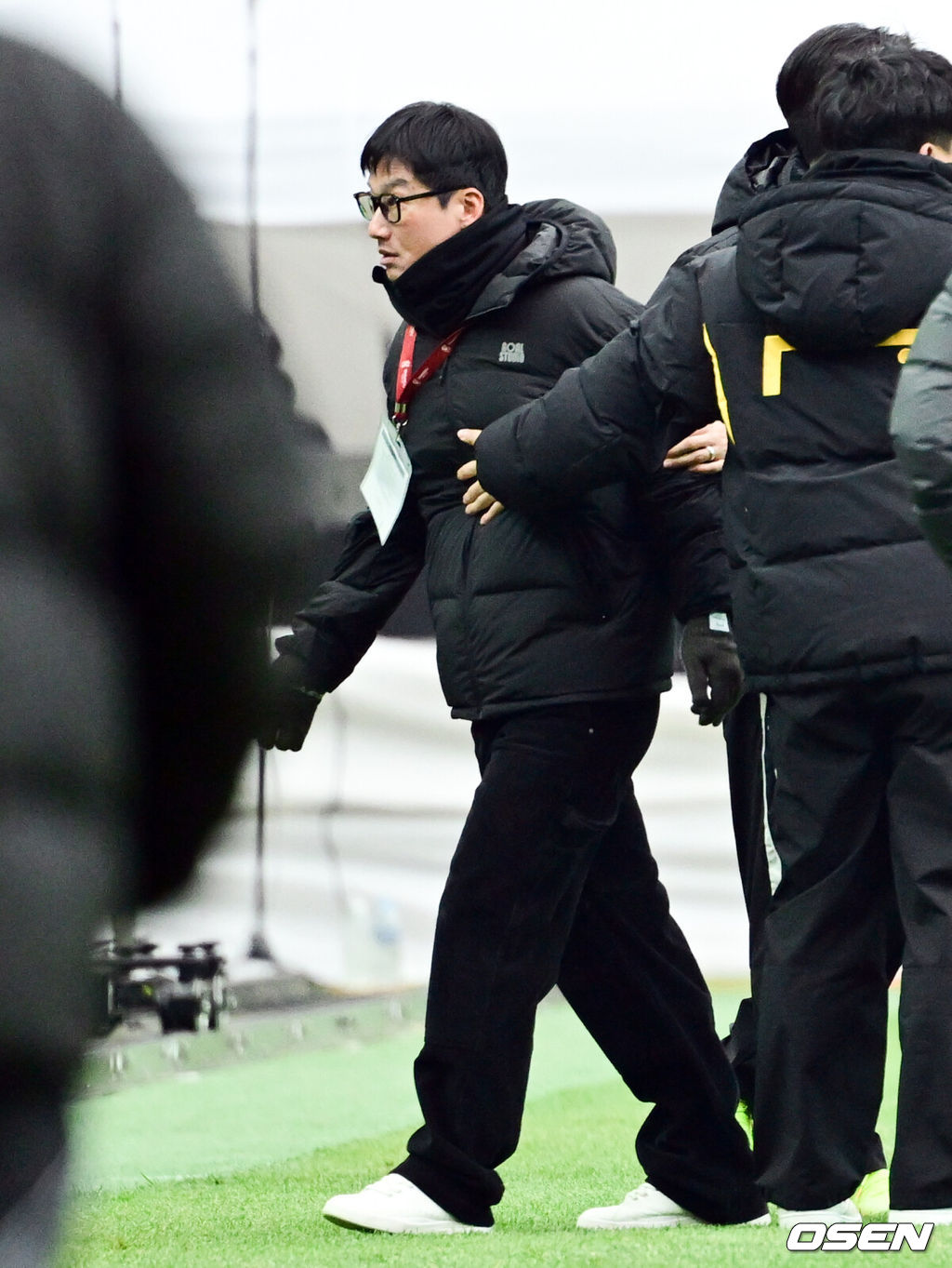 2025 하나은행 코리아컵 전북FC와 광주FC의 결승전이 6일 서울 마포구 서울월드컵경기장에서 열렸다.시민구단 광주는 사상 첫 코리안컵 우승에 도전, 전북은 올해 K리그1 우승에 이어 두 번째 더블을 노린다.전반 광주 이정효 감독이 레드카드 퇴장 당하고 있다. 2025.12.06 /cej@osen.co.kr