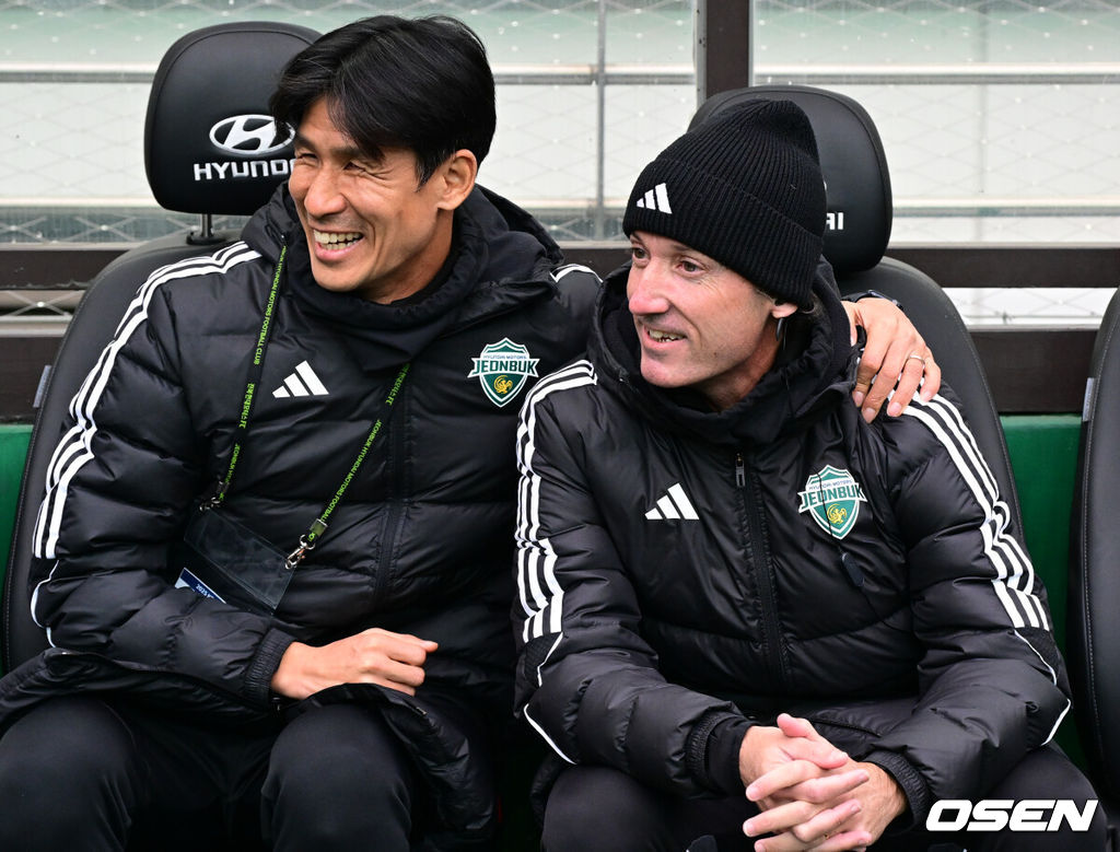 2025 하나은행 코리아컵 전북FC와 광주FC의 결승전이 6일 서울 마포구 서울월드컵경기장에서 열렸다.시민구단 광주는 사상 첫 코리안컵 우승에 도전, 전북은 올해 K리그1 우승에 이어 두 번째 더블을 노린다.전북 정조국, 타노스 코치가 벤치를 지키고 있다. 2025.12.06 /cej@osen.co.kr