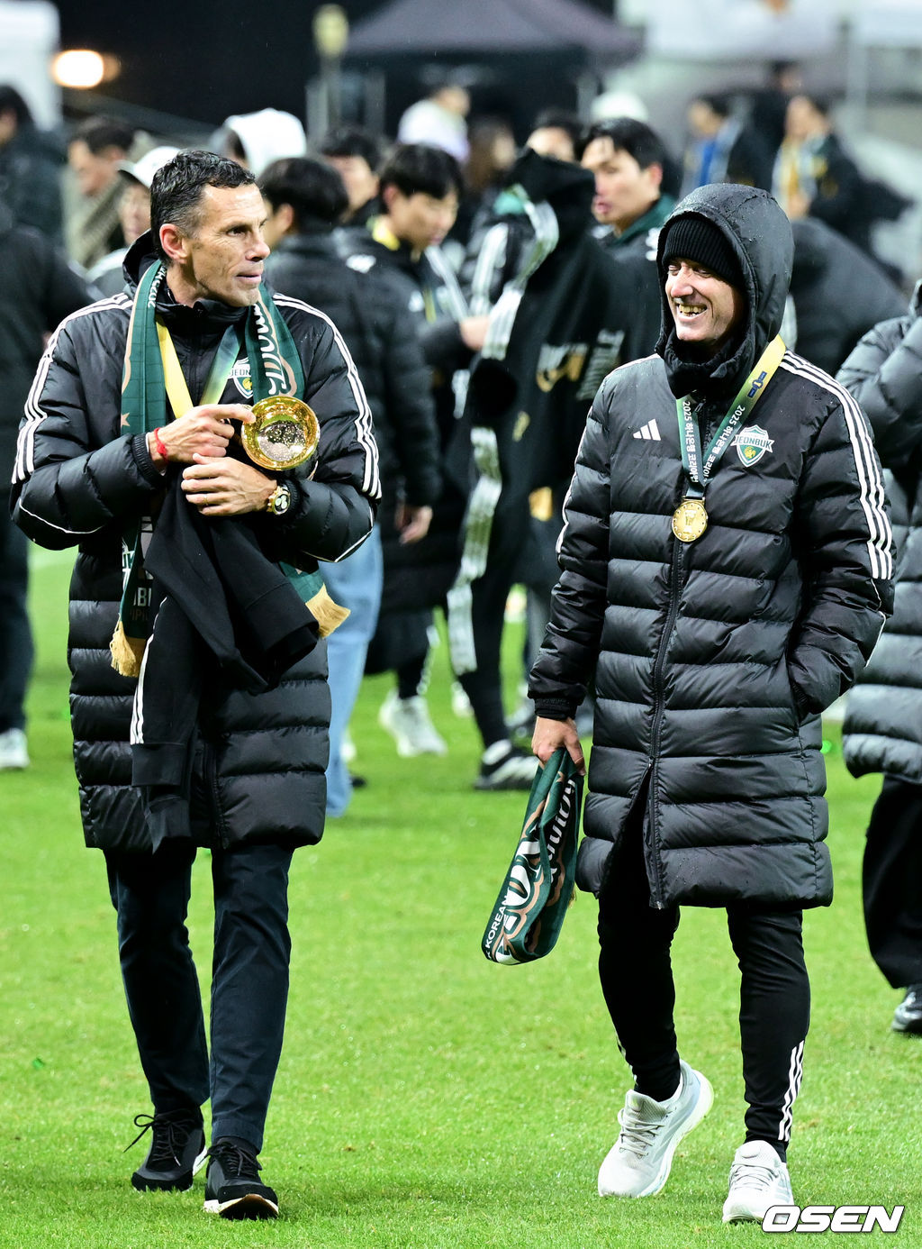 전북현대가 끝내 정상에 섰다. 연장전 혈투 끝에 광주FC를 2-1로 꺾고 2025 하나은행 코리아컵 우승을 차지했다. 120분 동안 퇴장·부상·논란 상황이 뒤섞인 결승전이었지만, 마지막에 웃은 팀은 전북이었다.전북현대는 6일 오후 1시 30분 서울월드컵경기장에서 열린 2025 하나은행 코리아컵 결승전에서 광주FC와 맞붙어 2-1로 승리했다.K리그1 우승에 이어 코리아컵 우승까지 더블을 이뤄낸 전북의 포옛 감독(왼쪽)이 타노스 코치와 기뻐하고 있다. 2025.12.06 /cej@osen.co.kr