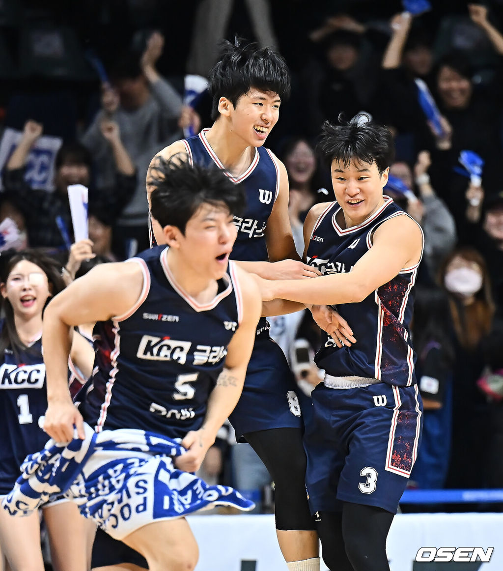 6일 부산 사직체육관에서 2025-2026 LG전자 프로농구 부산 KCC와 원주 DB의 경기가 열렸다.정관장 전에서 잦은 턴오버와 속공 수비 붕괴로 고전한 KCC가 다음 상대인 DB의 ‘스피드 듀오’ 엘런슨과 알바노를 어떻게 제어할지가 관전 포인트로 떠오르고 있다. 빠른 전환 공격을 앞세운 DB에 맞서 KCC가 조직적인 백코트 수비와 공수 전환 개선으로 반등할 수 있을지 관심이 쏠린다.부산 KCC 윤기찬이 4쿼터 승리를 결정짓는 마지막 3점슛을 성공시키고 허웅과 포효하고 있다. 2025.12.06 / foto0307@osen.co.kr