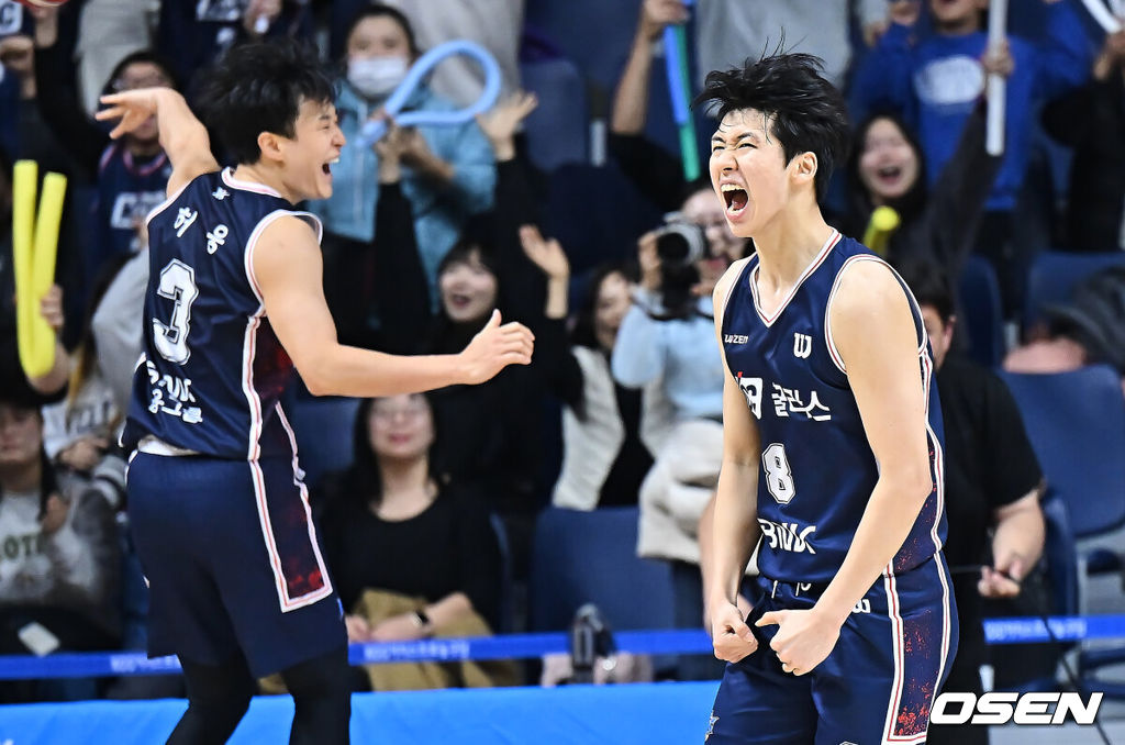 6일 부산 사직체육관에서 2025-2026 LG전자 프로농구 부산 KCC와 원주 DB의 경기가 열렸다.정관장 전에서 잦은 턴오버와 속공 수비 붕괴로 고전한 KCC가 다음 상대인 DB의 ‘스피드 듀오’ 엘런슨과 알바노를 어떻게 제어할지가 관전 포인트로 떠오르고 있다. 빠른 전환 공격을 앞세운 DB에 맞서 KCC가 조직적인 백코트 수비와 공수 전환 개선으로 반등할 수 있을지 관심이 쏠린다.부산 KCC 윤기찬이 4쿼터 승리를 결정짓는 마지막 3점슛을 성공시키고 포효하고 있다. 2025.12.06 / foto0307@osen.co.kr