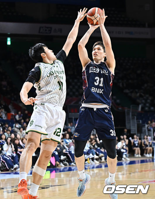 [OSEN=부산, 이석우 기자] 6일 부산 사직체육관에서 2025-2026 LG전자 프로농구 부산 KCC와 원주 DB의 경기가 열렸다.정관장 전에서 잦은 턴오버와 속공 수비 붕괴로 고전한 KCC가 다음 상대인 DB의 ‘스피드 듀오’ 엘런슨과 알바노를 어떻게 제어할지가 관전 포인트로 떠오르고 있다. 빠른 전환 공격을 앞세운 DB에 맞서 KCC가 조직적인 백코트 수비와 공수 전환 개선으로 반등할 수 있을지 관심이 쏠린다.부산 KCC 장재석이 원주 DB 정효근의 마크를 피해 골밑슛을 시도하고 있다. 2025.12.06 / foto0307@osen.co.kr