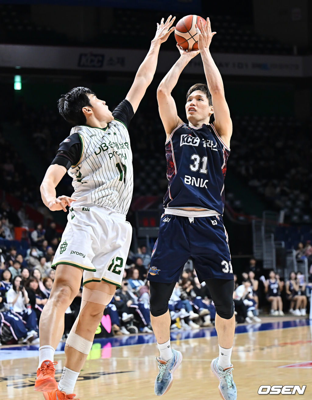 6일 부산 사직체육관에서 2025-2026 LG전자 프로농구 부산 KCC와 원주 DB의 경기가 열렸다.정관장 전에서 잦은 턴오버와 속공 수비 붕괴로 고전한 KCC가 다음 상대인 DB의 ‘스피드 듀오’ 엘런슨과 알바노를 어떻게 제어할지가 관전 포인트로 떠오르고 있다. 빠른 전환 공격을 앞세운 DB에 맞서 KCC가 조직적인 백코트 수비와 공수 전환 개선으로 반등할 수 있을지 관심이 쏠린다.부산 KCC 장재석이 원주 DB 정효근의 마크를 피해 골밑슛을 시도하고 있다. 2025.12.06 / foto0307@osen.co.kr