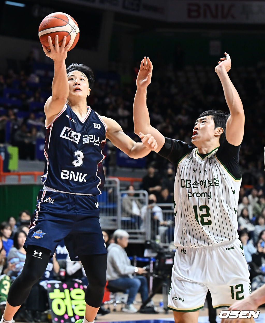6일 부산 사직체육관에서 2025-2026 LG전자 프로농구 부산 KCC와 원주 DB의 경기가 열렸다.정관장 전에서 잦은 턴오버와 속공 수비 붕괴로 고전한 KCC가 다음 상대인 DB의 ‘스피드 듀오’ 엘런슨과 알바노를 어떻게 제어할지가 관전 포인트로 떠오르고 있다. 빠른 전환 공격을 앞세운 DB에 맞서 KCC가 조직적인 백코트 수비와 공수 전환 개선으로 반등할 수 있을지 관심이 쏠린다.부산 KCC 허웅이 원주 DB 정효근의 마크를 피해 골밑슛을 시도하고 있다. 2025.12.06 / foto0307@osen.co.kr