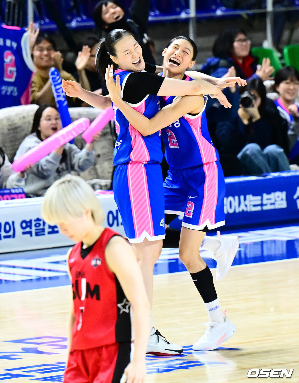 6일 오후 용인실내체육관에서 BNK금융 2025-26 여자프로농구 삼성생명과 BNK 썸의 경기가 열렸다.이날 삼성생명은 이해란이 31득점을 올리는 활약 속에 BNK 썸에 65-62 승리를 거뒀다.경기를 마치고 삼성생명 배혜윤, 이해란이 승리를 기뻐하고 있다. 2025.12.06 /jpnews@osen.co.kr