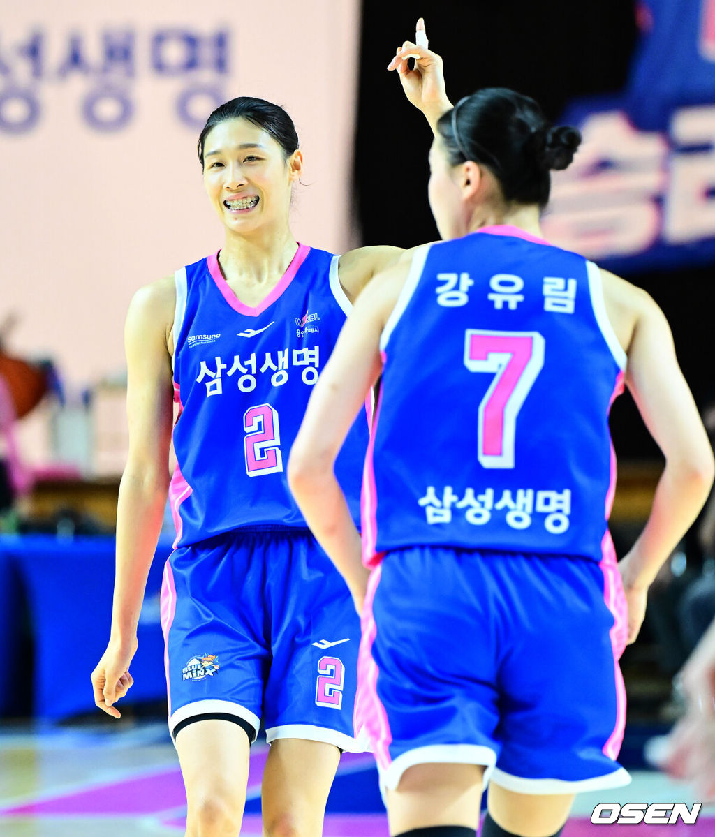 6일 오후 용인실내체육관에서 BNK금융 2025-26 여자프로농구 삼성생명과 BNK 썸의 경기가 열렸다.중위권 경쟁을 펼치는 두 팀의 대결이다. 삼성생명은 4위(2승3패), BNK 썸은 3위(3승 2패)를 기록중이다.4쿼터 삼성생명 이해란이 득점에 기뻐히고 있다. 2025.12.06 /jpnews@osen.co.kr