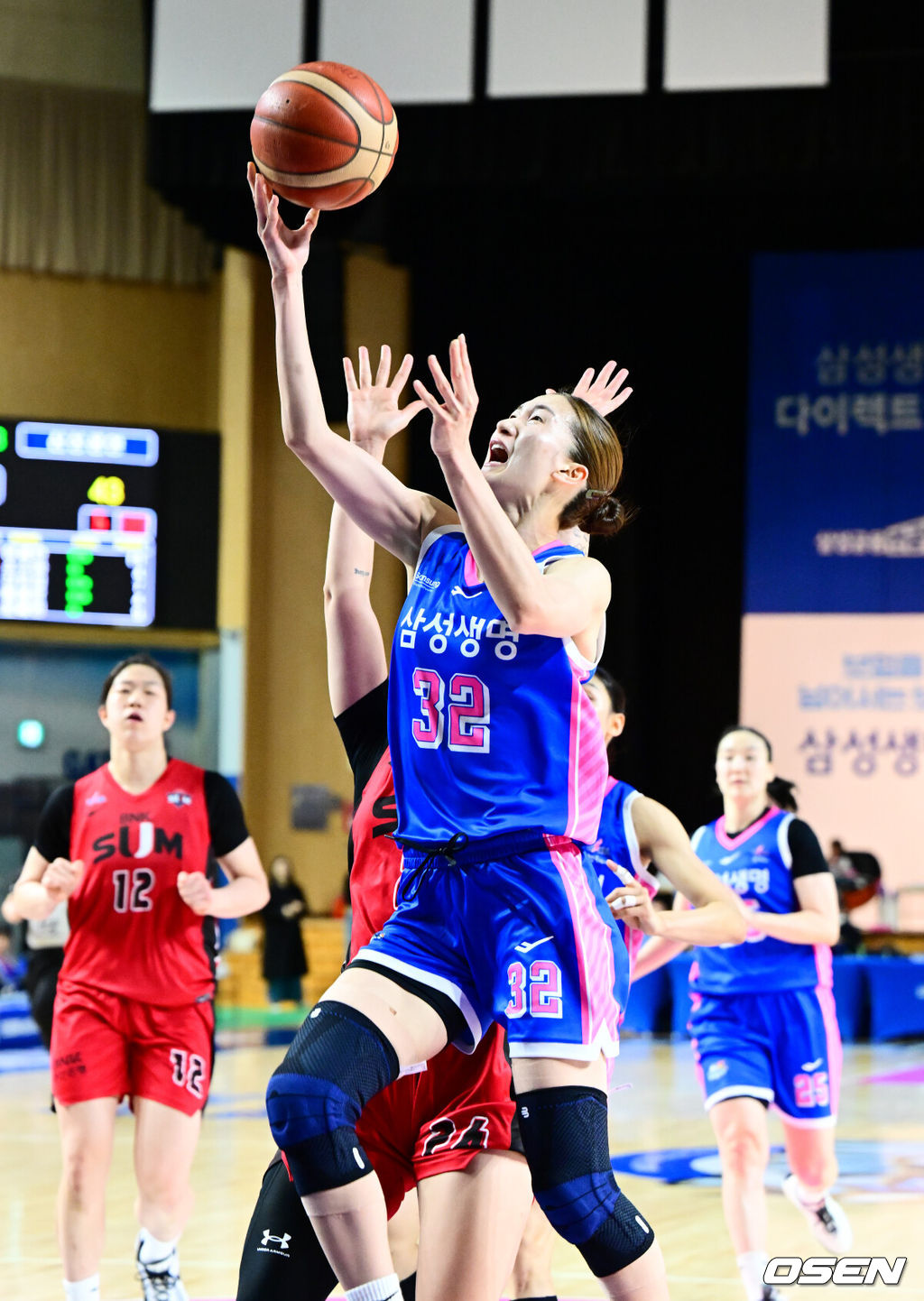 6일 오후 용인실내체육관에서 BNK금융 2025-26 여자프로농구 삼성생명과 BNK 썸의 경기가 열렸다.중위권 경쟁을 펼치는 두 팀의 대결이다. 삼성생명은 4위(2승3패), BNK 썸은 3위(3승 2패)를 기록중이다.4쿼터 삼성생명 윤예빈이 레이업을 성공시키고 있다. 2025.12.06 /jpnews@osen.co.kr