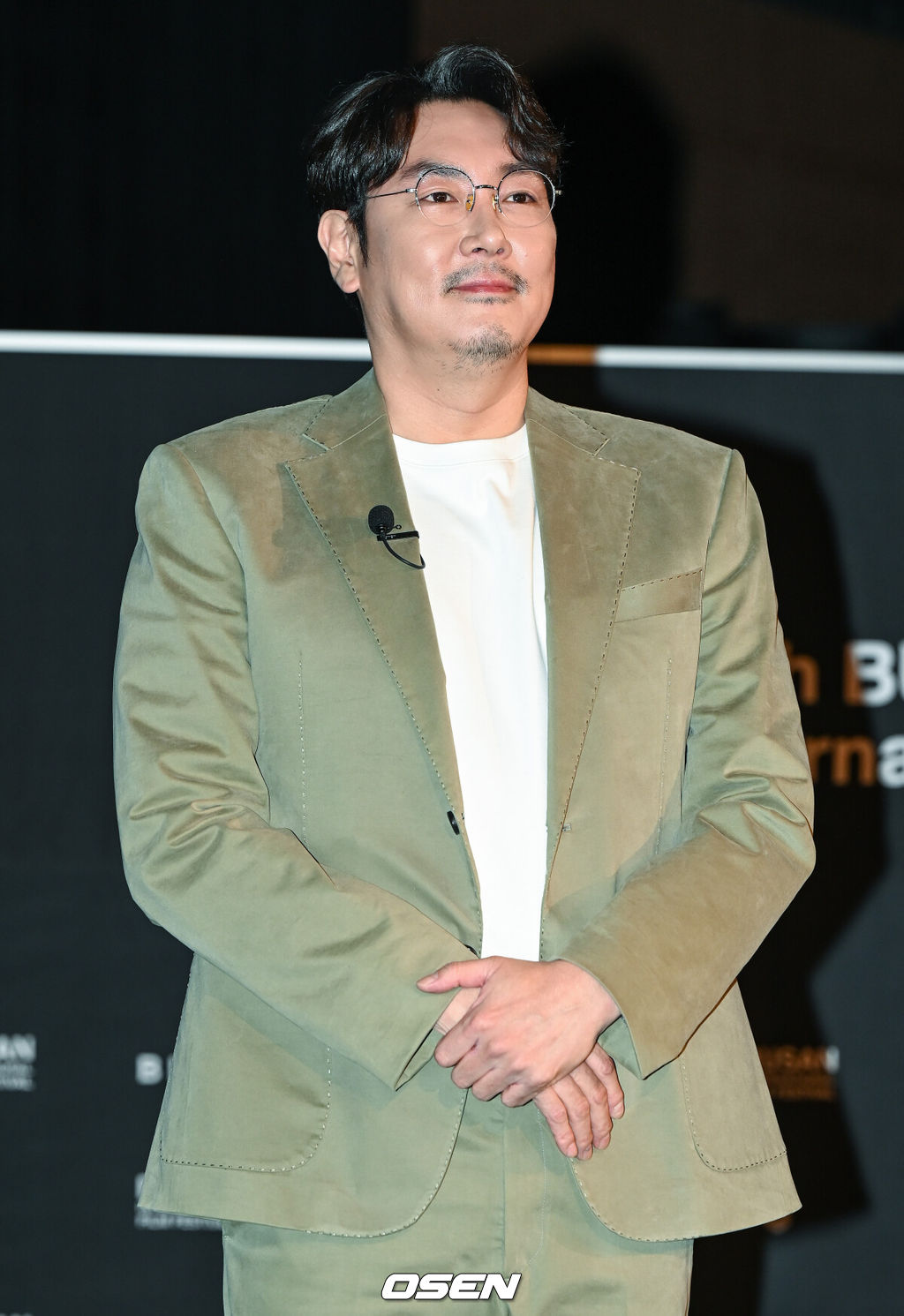 9일 오후 부산 해운대 센텀 KNN 씨어터에서 제26회 부산국제영화제 '조진웅 액터스 하우스'가 진행됐다.조진웅이 팬들에게 인사를 하고 있다. 021.10.09 / soul1014@osen.co.kr