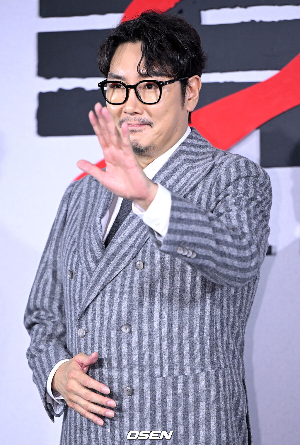 14일 오전 서울 용산 CGV에서 넷플릭스 영화 ‘독전 2’ (감독 백종열) 제작발표회가 열렸다.영화 ‘독전 2’는 용산역에서 벌인 지독한 혈투 이후, 여전히 ‘이선생’을 쫓는 형사 ‘원호’(조진웅)와 사라진 ‘락’(오승훈), 다시 나타난 ‘브라이언’(차승원)과 사태 수습을 위해 중국에서 온 ‘큰칼’(한효주)의 독한 전쟁을 그린 범죄 액션 영화다.배우 조진웅이 제작발표회에 참석해 포토타임을 하고 있다. 2023.11.14 / dreamer@osen.co.kr