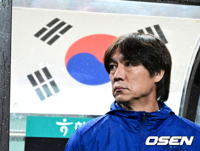 [OSEN=서울월드컵경기장, 지형준 기자] 세계의 벽은 높았다. 결과는 0-5 대패였다.홍명보 감독이 이끄는 대한민국 남자 축구 국가대표팀은 10일 서울월드컵경기장에서 '세계 최강' 브라질을 상대로 A매치 평가전을 치러 이스테방(첼시)과 호드리구(레알 마드리드)에게 나란히 2골을 허용하면서 0-5로 대패했다.한국 손흥민이 선발 출전하며 대한민국 남자 축구대표팀 최다 출장 기록을 새로 썼다. A매치 통산 출전 수는 137경기.한국 홍명보 감독이 경기를 준비하고 있다. 2025.10.10 /jpnews@osen.co.kr