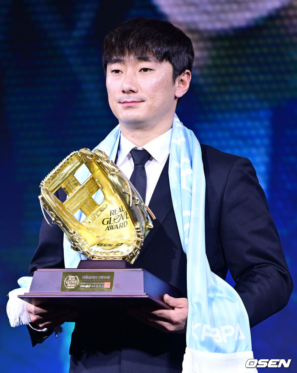 1일 오전 서울 광장동 그랜드 워커힐 서울에서 ‘리얼 글러브 어워드’ 시상식이 열렸다.리얼글러브 어워드는 한국 프로야구 선수들이 직접 투표를 통해 동료 선수들의 활약을 평가하고 각 포지션별 최고의 선수를 선정하는 국내 유일의 선수 주도형 시상식이다.LG 신민재가 2루수상을 수상한 뒤 포즈를 취하고 있다. 2025.12.01 / dreamer@osen.co.kr