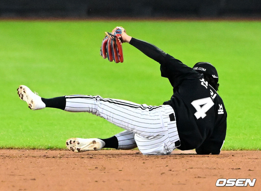 30일 대전 한화생명볼파크에서 2025 신한 SOL Bank KBO리그 포스트시즌 한국시리즈 4차전 한화 이글스와 LG 트윈스의 경기가 열렸다.이날 경기에 한화는 와이스를, LG는 치리노스를 선발투수로 내세웠다. 5회말 2사 2루에서 LG 신민재가 한화 문현빈의 2루 땅볼을 처리하고 있다. 2025.10.30 / jpnews@osen.co.kr