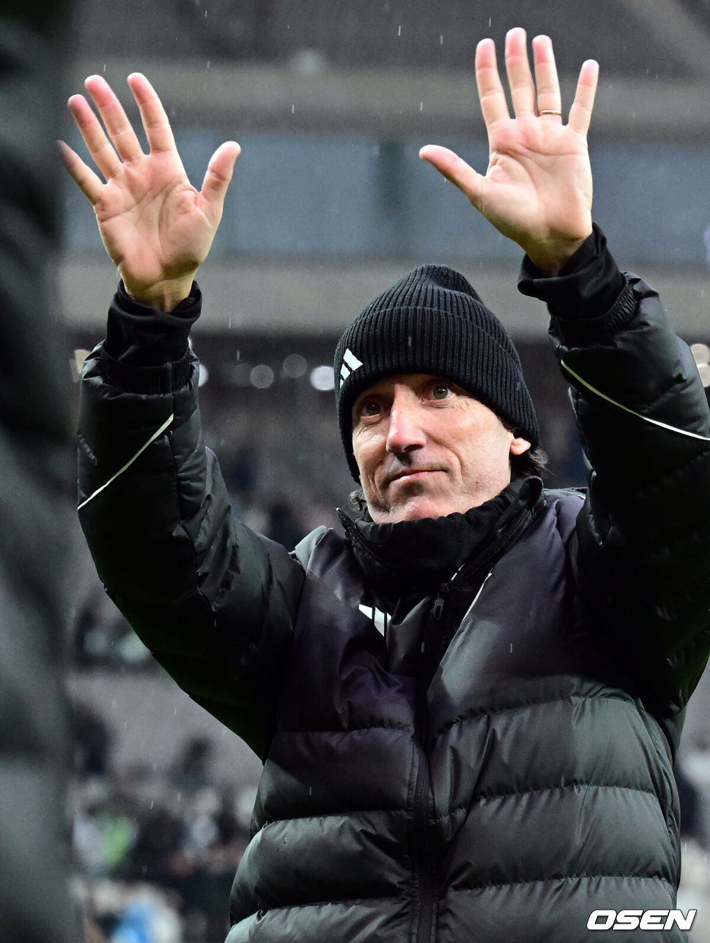 전북현대가 끝내 정상에 섰다. 연장전 혈투 끝에 광주FC를 2-1로 꺾고 2025 하나은행 코리아컵 우승을 차지했다. 120분 동안 퇴장·부상·논란 상황이 뒤섞인 결승전이었지만, 마지막에 웃은 팀은 전북이었다.전북현대는 6일 오후 1시 30분 서울월드컵경기장에서 열린 2025 하나은행 코리아컵 결승전에서 광주FC와 맞붙어 2-1로 승리했다.전북 타노스 코치가 서포터즈를 향해 인사하고 있다. 2025.12.06 /cej@osen.co.kr