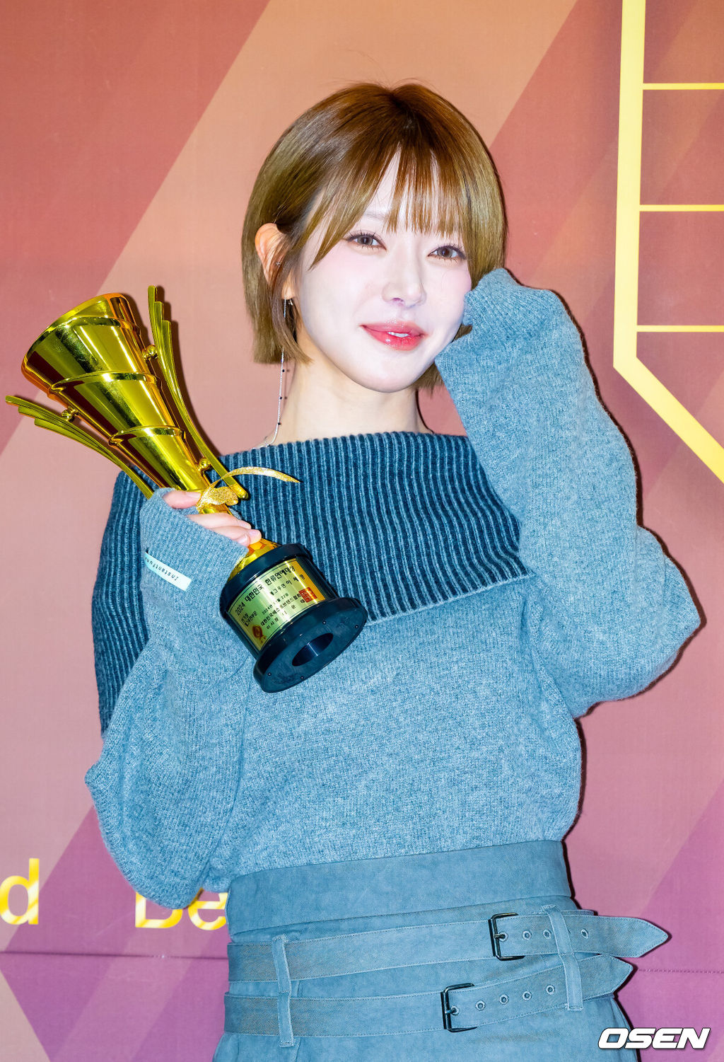 ‘2024 대한민국 베스트브랜드 어워즈-대한민국 한류연예대상’ 포토월 행사가 22일 오후 서울 영등포구 여의도동 국회의원회관 대회의실에서 열렸다.한편, 2024 대한민국 베스트브랜드 어워드’는 소비자들로부터 사랑과 신뢰를 받는 스타, 브랜드, 인플루언서 등이 한자리에 모이는 대규모 시상식이다.가수 초아가 입장하며 포즈를 취하고 있다. 2024.12.22 / rumi@osen.co.kr