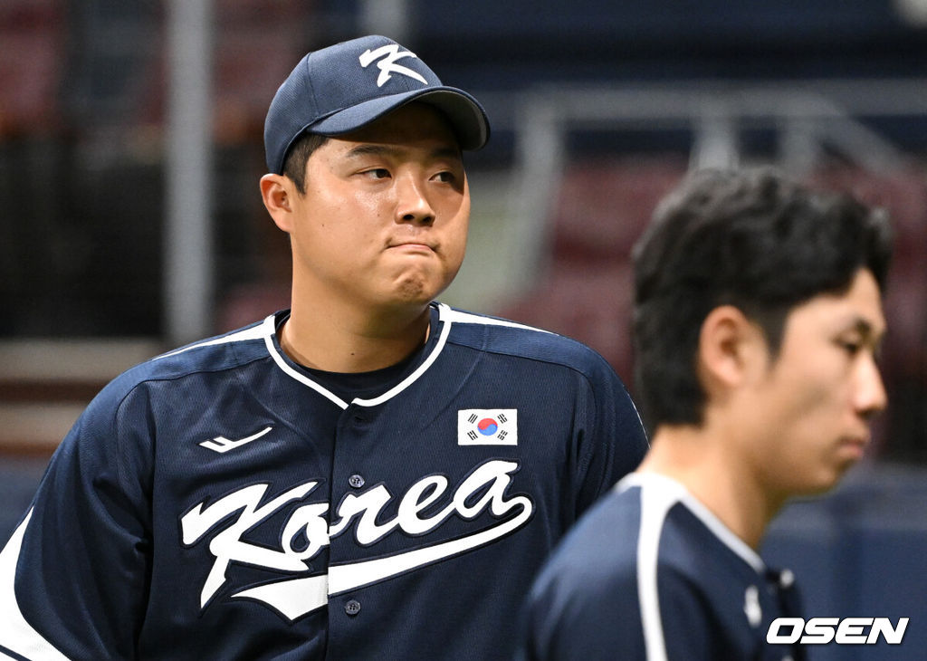 류지현 감독이 이끄는 야구 대표팀이 5일 고척스카이돔에서 훈련을 진행했다.대표팀은 오는 8일과 9일 고척스카이돔에서 열리는 2025 K-베이스볼 시리즈 체코 대표팀과의 2경기를 시작으로 15일과 16일 양일에 걸쳐 도쿄돔에서 일본 대표팀과 2경기를 치른다. 야구 대표팀 한동희가 훈련을 하고 있다. 2025.11.05 /cej@osen.co.kr