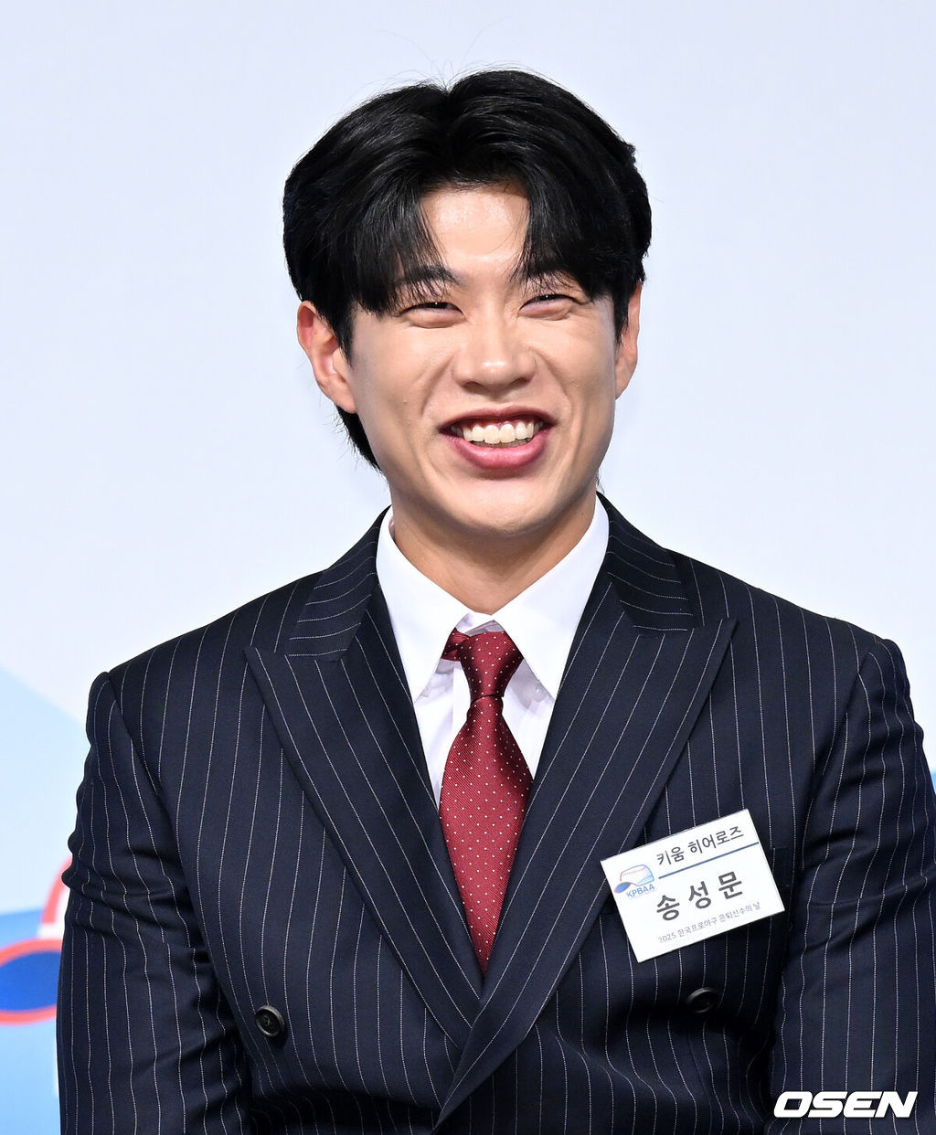 5일 오전 서울 강남구 호텔 리베라에서 제13회 2025 한국프로야구 은퇴선수의 날 시상식이 열렸다.이 시상식은 각지로 흩어져 활동 중인 프로야구 은퇴선수들이 한자리에 모여 한 해 동안 한국 야구의 발전을 위해 달려온 이들에게 감사의 마음을 표하고자 개최하는 행사다.키움 송성문이 미소를 짓고 있다. 2025.12.05 /sunday@osen.co.kr