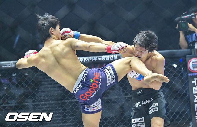 7일 오후 서울 장충체육관에서 ‘굽네 로드FC 075’가 진행됐다. 페더급 매치 천승무와 이순주가 공격을 주고 받고 있다. 2025.12.07 / soul1014@osen.co.kr