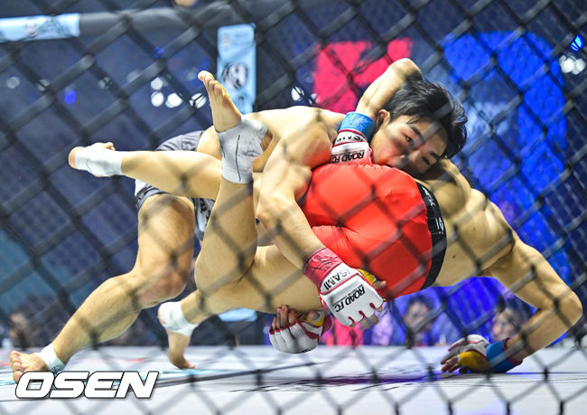 7일 오후 서울 장충체육관에서 ‘굽네 로드FC 075’가 진행됐다. 플라이급 조준건이 테이크다운을 시도하고 있다. 2025.12.07 / soul1014@osen.co.kr