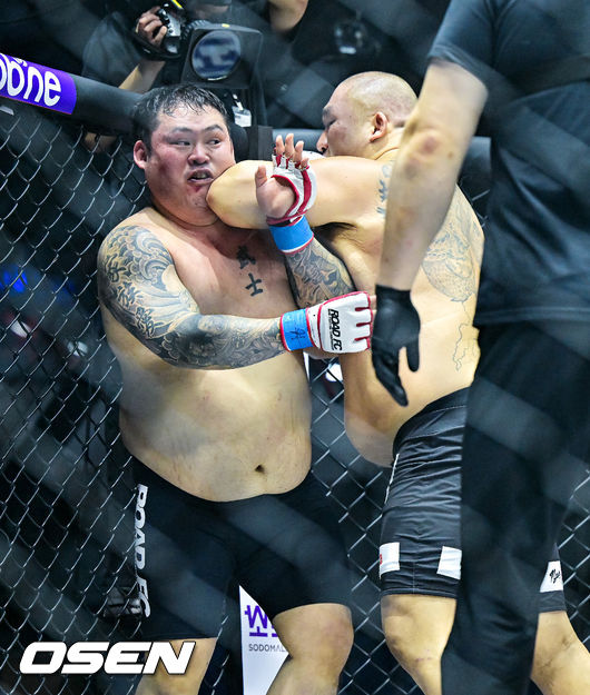 [OSEN=장충체, 박준형 기자] 7일 오후 서울 장충체육관에서 ‘굽네 로드FC 075’가 진행됐다. 무제한급 매치 허재혁이 엘보우 공격을 하고 있다. 2025.12.07 / soul1014@osen.co.kr