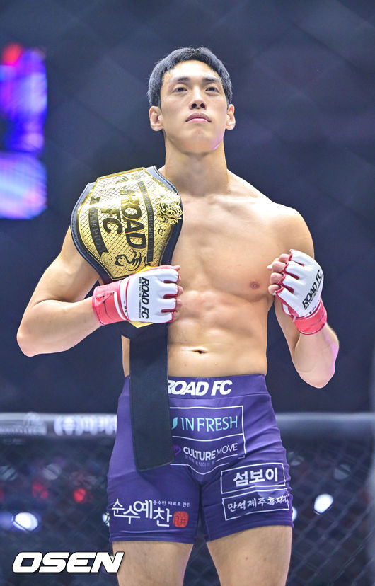 7일 오후 서울 장충체육관에서 ‘굽네 로드FC 075’가 진행됐다. 올해의 마지막 대회인만큼 웰터급 타이틀전에서 승리한 윤태영이 챔피언 벨트를 들고 포즈를 취하고 있다. 2025.12.07 / soul1014@osen.co.kr