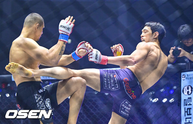 7일 오후 서울 장충체육관에서 ‘굽네 로드FC 075’가 진행됐다. 웰터급 타이틀전 윤태영이 발차기 공격을 하고 있다. 2025.12.07 / soul1014@osen.co.kr