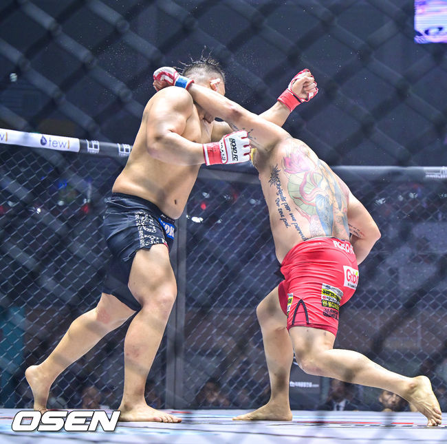 7일 오후 서울 장충체육관에서 ‘굽네 로드FC 075’가 진행됐다. 헤비급 매치 배동현이 세키노 타이세이에게 펀치를 날리고 있다. 2025.12.07 / soul1014@osen.co.kr