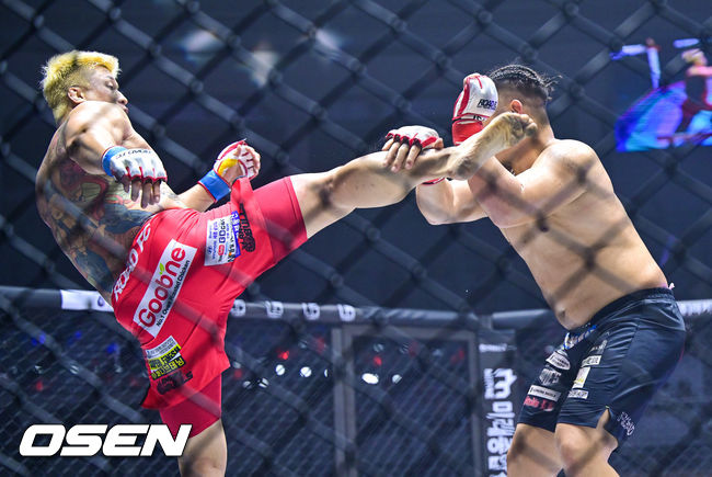 7일 오후 서울 장충체육관에서 ‘굽네 로드FC 075’가 진행됐다. 헤비급 매치에서 배동현이 공격하고 있다. 2025.12.07 / soul1014@osen.co.kr