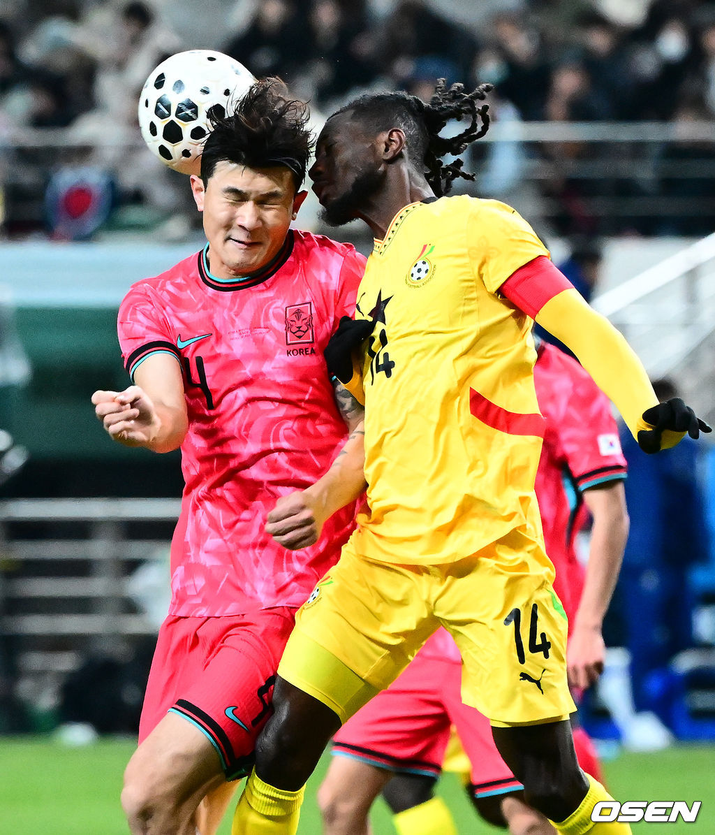 홍명보 감독이 이끄는 한국 축구대표팀이 18일 오후 8시 서울월드컵경기장에서 열린 11월 A매치 두 번째 친선경기에서 '아프리카 강호' 가나를 상대로 1-0 승리했다.내달 2026 국제축구연맹(FIFA) 북중미 월드컵 조 추첨을 앞두고 열리는 마지막 평가전이었다. 한국은 가나까지 잡아내면서 사상 최초로 월드컵 포트 2를 확정하게 됐다. 이로써 대표팀은 홍명보 감독이 부임한 뒤 처음으로 A매치 2연전에서 나란히 승리를 거두게 됐다.후반 대한민국 김민재가 가나 멘사와 볼을 다투고 있다. 2025.11.18 /jpnews@osen.co.kr
