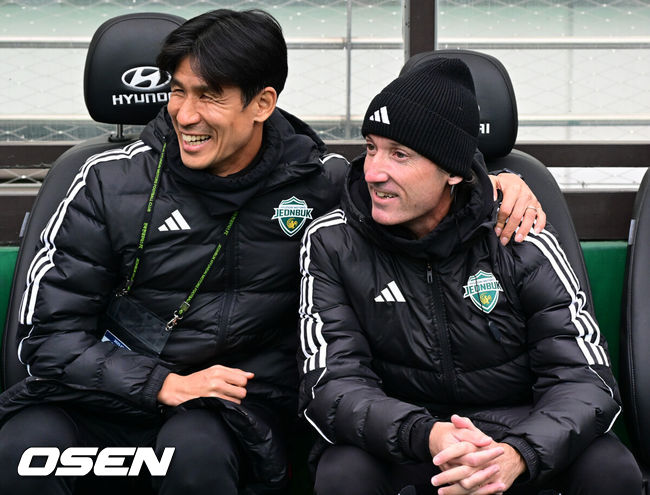 [OSEN=상암월드컵경기장, 조은정 기자] 2025 하나은행 코리아컵 전북FC와 광주FC의 결승전이 6일 서울 마포구 서울월드컵경기장에서 열렸다.시민구단 광주는 사상 첫 코리안컵 우승에 도전, 전북은 올해 K리그1 우승에 이어 두 번째 더블을 노린다.전북 정조국, 타노스 코치가 벤치를 지키고 있다. 2025.12.06 /cej@osen.co.kr