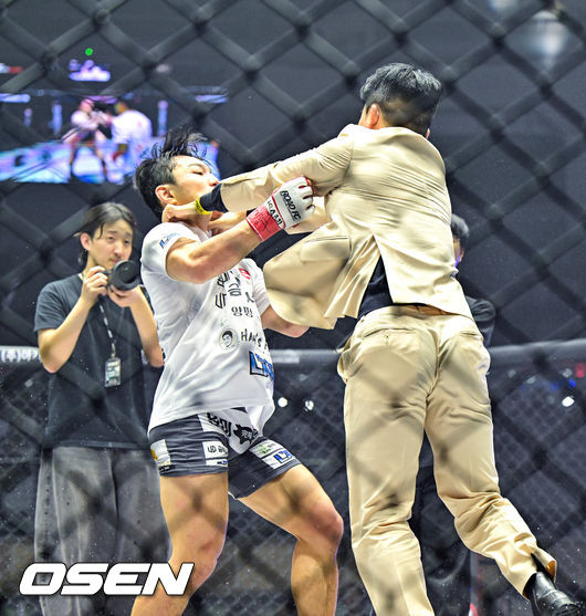 7일 오후 서울 장충체육관에서 ‘굽네 로드FC 075’가 진행됐다. 플라이급 매치 승리한 조준건이 챔피언 이정현과 충돌하고 있다. 2025.12.07 / soul1014@osen.co.kr