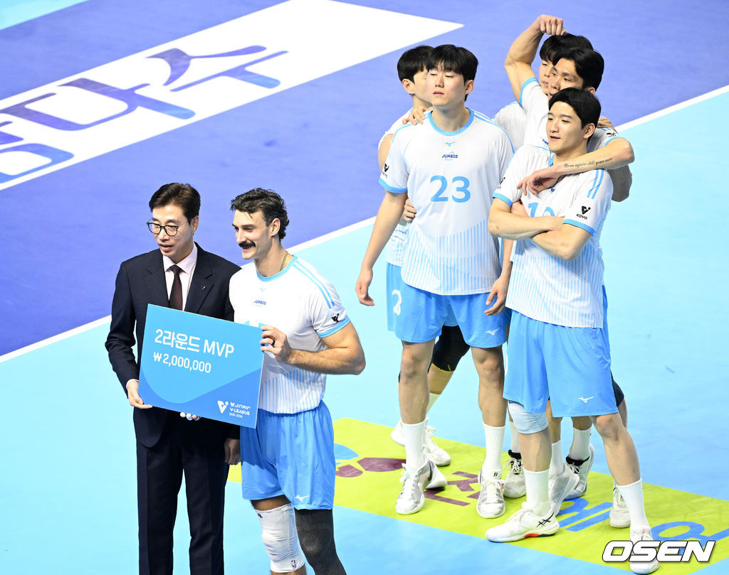 경기에 앞서 2R MVP 시상식 가진 러셀