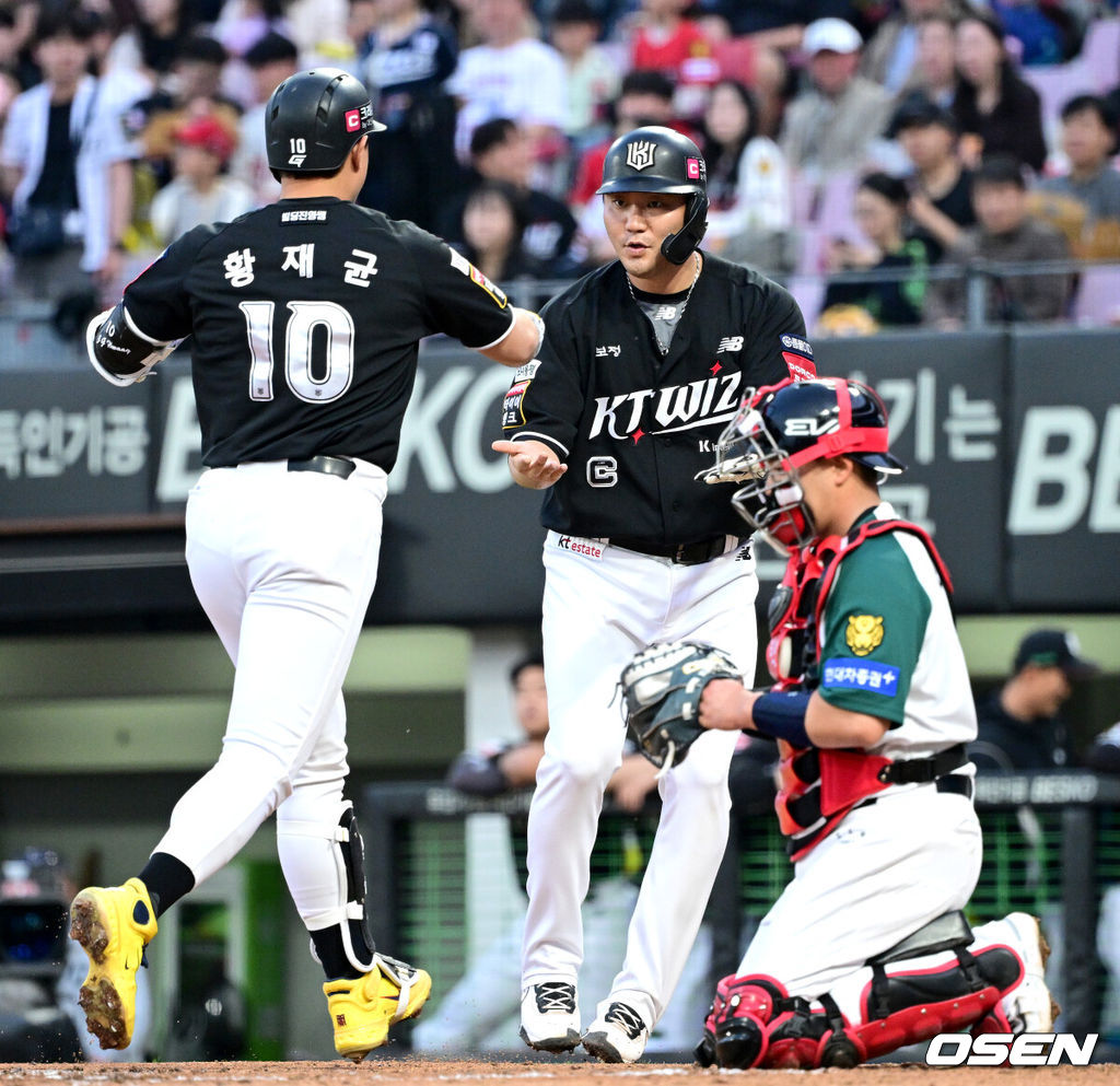 17일 오후 광주-기아 챔피언스필드에서 ‘2025 신한 SOL Bank KBO리그’ KIA 타이거즈와 KT 위즈의 경기가 열렸다.홈팀 KIA는 양현종, 방문팀 KT는 윌리엄 쿠에바스를 선발투수로 내세웠다.2회초 무사 1루 상황 KT 황재균이 선제 좌월 투런포를 날리고 홈을 밟으며 장성우와 기뻐하고 있다. 2025.04.17 / dreamer@osen.co.kr
