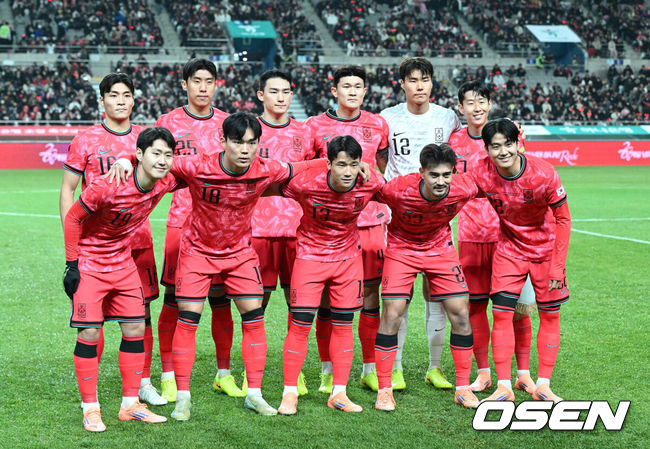 [OSEN=서울월드컵경기장, 이대선 기자] 홍명보 감독이 이끄는 대한민국 축구대표팀이 18일 오후 서울월드컵경기장에서 아프리카 강호 가나와 평가전을 가졌다.홍명보호의 2025년의 끝을 장식할 경기다. 내달 2026 국제축구연맹(FIFA) 북중미 월드컵 조 추첨을 앞두고 열리는 마지막 평가전이기도 하다. 현재 한국은 가나전 결과와 상관없이 사실상 월드컵 포트 2가 확정된 상태다. 아프리카 예선을 뚫고 북중미행에 성공한 가나는 FIFA 랭킹 73위다. 22위 한국보다는 51계단 낮다. 하지만 통산 전적에서 4승 3패로 한국보다 우위다. 경기에 앞서 대한민국 베스트 일레븐이 기념촬영을 하고 있다. 2025.11.18 /sunday@osen.co.kr