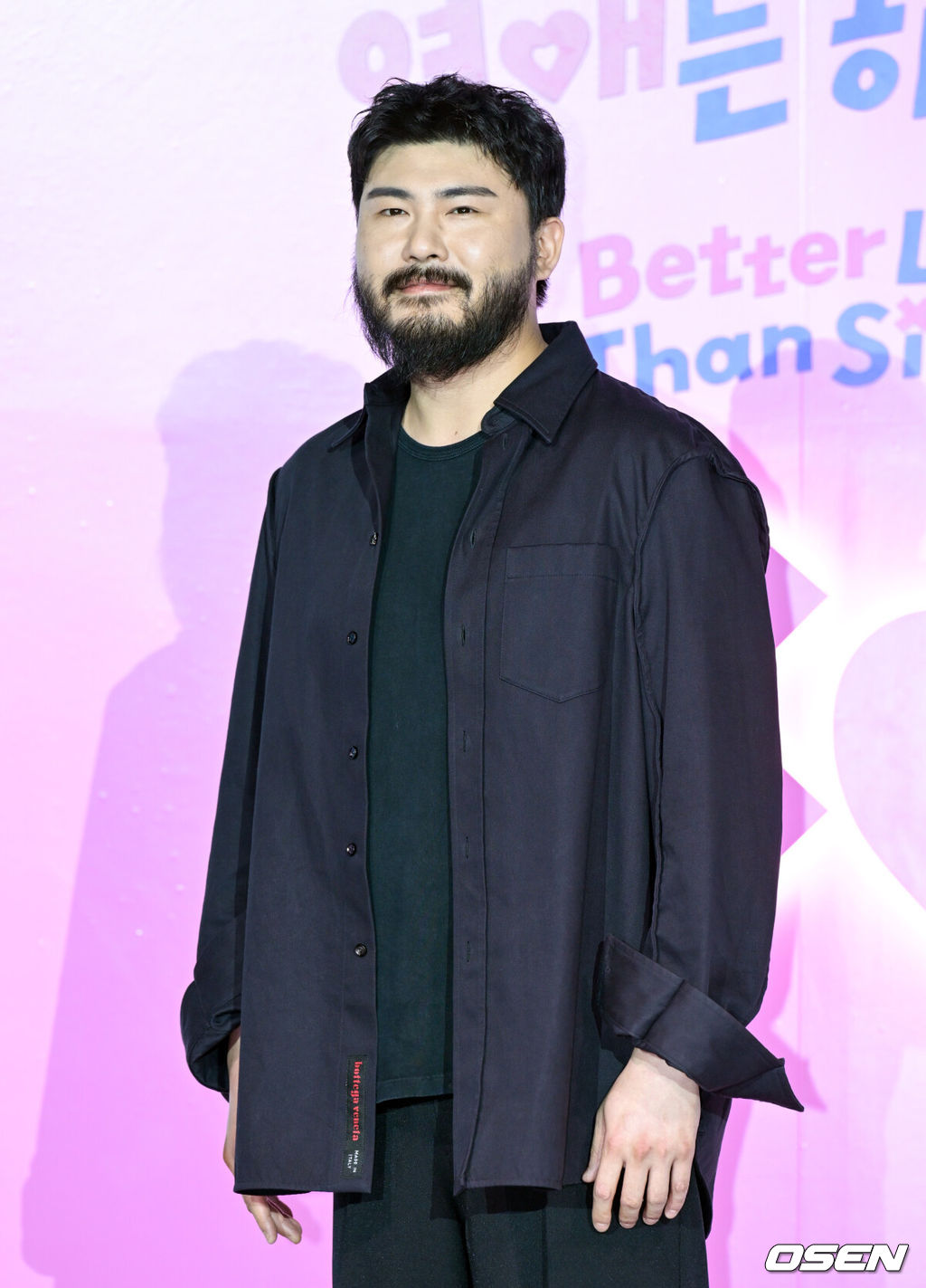 넷플릭스(Netflix)의 새로운 연애 리얼리티 예능 '모태솔로지만 연애는 하고 싶어' 제작발표회가 3일 서울 용산구 CGV용산아이파크몰에서 열렸다.이날 행사에는 조욱형 PD, 김노은 PD, 원승재 PD, 서인국, 강한나, 이은지, 카더가든이 참석했다.카더가든이 포즈를 취하고 있다. 2025.07.03 /cej@osen.co.kr