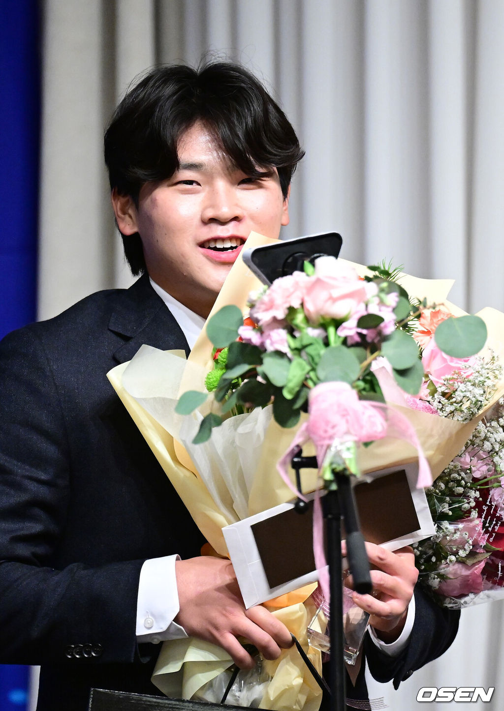 8일 오전 서울 청담동 리베라호텔에서 ‘2025 일구상 시상식’이 열렸다.이번 일구상은 최고투수상 삼성 원태인, 최고타자상 키움 송성문, 신인왕으로 KT 안현민 등을 선정했다.롯데 박찬형이 의지노력상을 수상한 뒤 소감을 전하고 있다. 2025.12.08 / dreamer@osen.co.kr