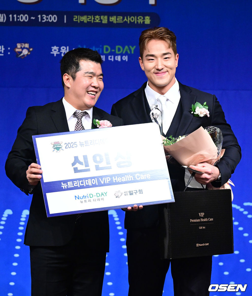 8일 오전 서울 청담동 리베라호텔에서 ‘2025 일구상 시상식’이 열렸다.이번 일구상은 최고투수상 삼성 원태인, 최고타자상 키움 송성문, 신인왕으로 KT 안현민 등을 선정했다.KT 안현민이 신인상을 수상한 뒤 정근우와 포즈를 취하고 있다. 2025.12.08 / dreamer@osen.co.kr