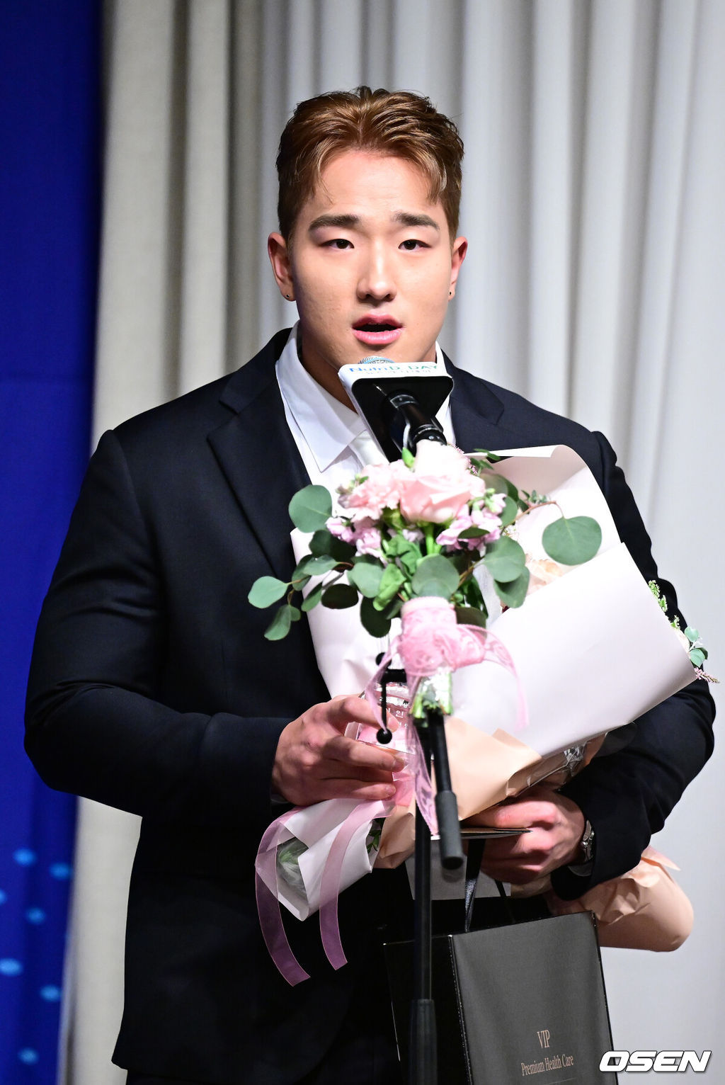 8일 오전 서울 청담동 리베라호텔에서 ‘2025 일구상 시상식’이 열렸다.이번 일구상은 최고투수상 삼성 원태인, 최고타자상 키움 송성문, 신인왕으로 KT 안현민 등을 선정했다.KT 안현민이 신인상을 수상한 뒤 소감을 전하고 있다. 2025.12.08 / dreamer@osen.co.kr