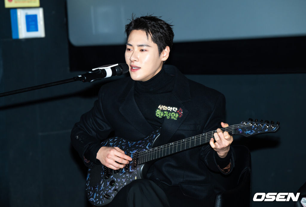 8일 오전 서울 용산아이파크몰 내 용산 CGV에서 영화 '신의 악단' 제작보고회가 진행됐다.‘신의악단’은 북한에 외화벌이를 위해 가짜 찬양단이 창설되며 벌어지는 이야기를 그린 작품으로 이날 제작보고회에는 김형협 감독과 배우 박시후, 정진운, 태항호, 장지건, 한정완, 문경민, 고혜진, 최선자, 서동원, 강승완, 신한결이 참석했다. 한정완이 기타 연주를 보이고 있다. 2025.12.08 / soul1014@osen.co.kr