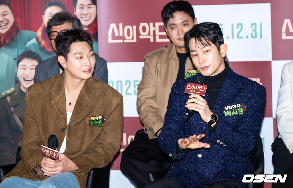 8일 오전 서울 용산아이파크몰 내 용산 CGV에서 영화 '신의 악단' 제작보고회가 진행됐다.‘신의악단’은 북한에 외화벌이를 위해 가짜 찬양단이 창설되며 벌어지는 이야기를 그린 작품으로 이날 제작보고회에는 김형협 감독과 배우 박시후, 정진운, 태항호, 장지건, 한정완, 문경민, 고혜진, 최선자, 서동원, 강승완, 신한결이 참석했다. 배우 박시후가 정진운 관련 질문에 답하고 있다. 2025.12.08 / soul1014@osen.co.kr