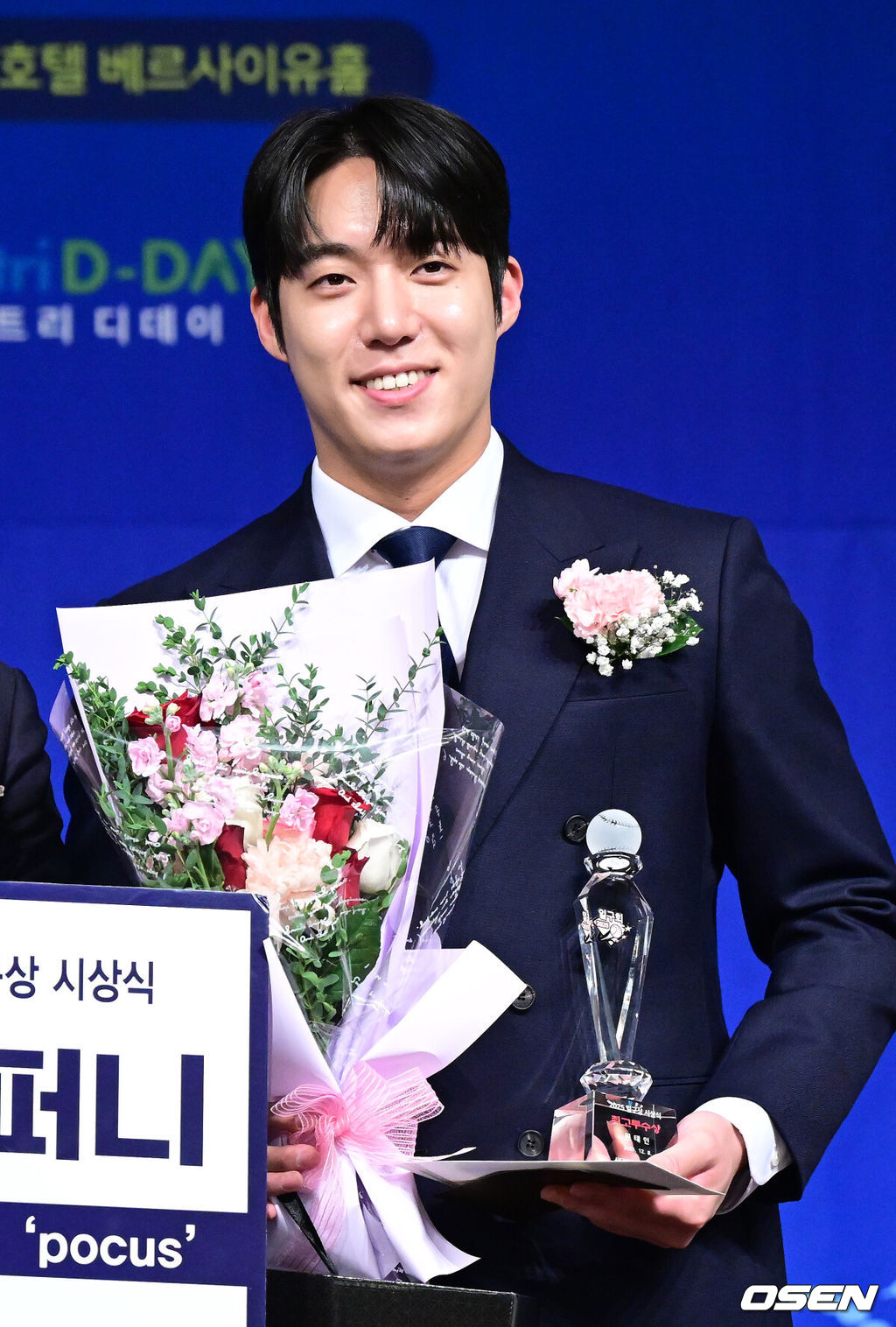 8일 오전 서울 청담동 리베라호텔에서 ‘2025 일구상 시상식’이 열렸다.이번 일구상은 최고 투수상 삼성 원태인, 최고 타자상 키움 송성문, 신인왕으로 KT 안현민 등을 선정했다.삼성 원태인이 최고 투수상을 수상한 뒤 포즈를 취하고 있다. 2025.12.08 / dreamer@osen.co.kr