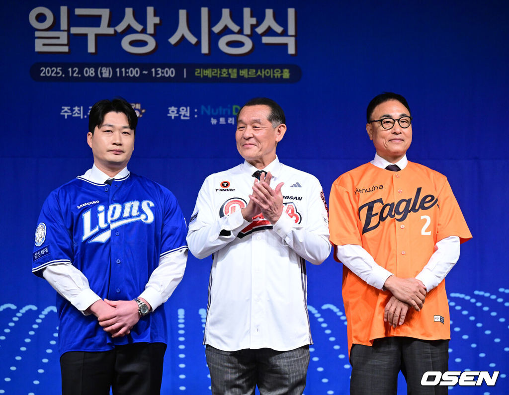 8일 오전 서울 청담동 리베라호텔에서 ‘2025 일구상 시상식’이 열렸다.이번 일구상은 최고 투수상 삼성 원태인, 최고 타자상 키움 송성문, 신인왕으로 KT 안현민 등을 선정했다.박철순, 송진우, 오승환이 일구회 21번 영구결번 착장식을 가지며 포즈를 취하고 있다. 2025.12.08 / dreamer@osen.co.kr