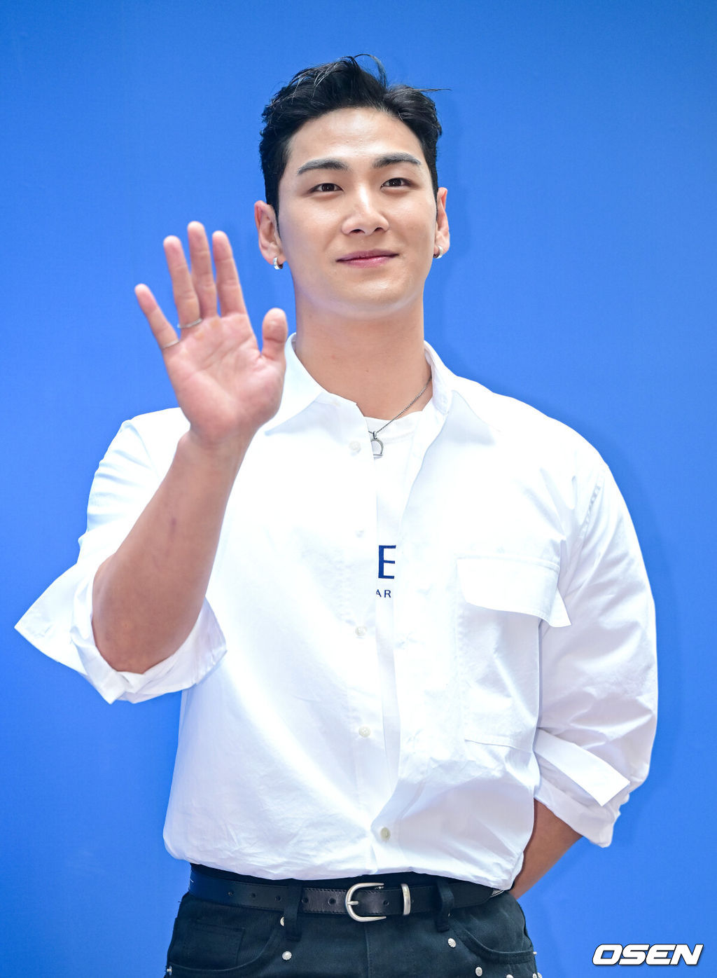 20일 오후 서울 신사동 LF 본사에서 프렌치 컨템포러리 브랜드 컬렉션 포토콜 행사가 열렸다.이날 행사에는 배윤영, 이시안, 정윤하, 레드벨벳 웬디, 백호, 김효진, 티파니 영, 임시완 등이 참석해 자리를 빛냈다.가수 백호가 포토타임을 하고 있다. 2025.03.20 / dreamer@osen.co.kr