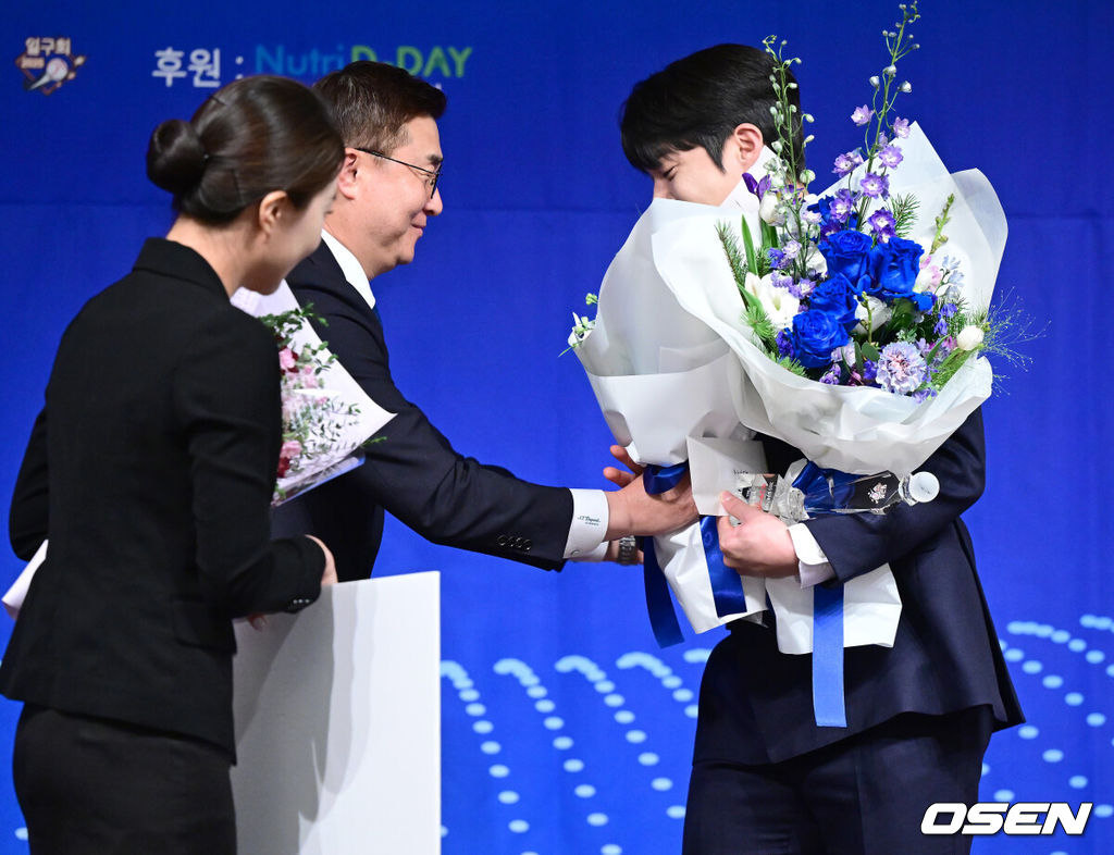 8일 오전 서울 청담동 리베라호텔에서 ‘2025 일구상 시상식’이 열렸다.이번 일구상은 최고 투수상 삼성 원태인, 최고 타자상 키움 송성문, 신인왕으로 KT 안현민 등을 선정했다.삼성 원태인이 최고 투수상을 수상한 뒤 이종열 삼성 단장의 축하를 받고 있다. 2025.12.08 / dreamer@osen.co.kr