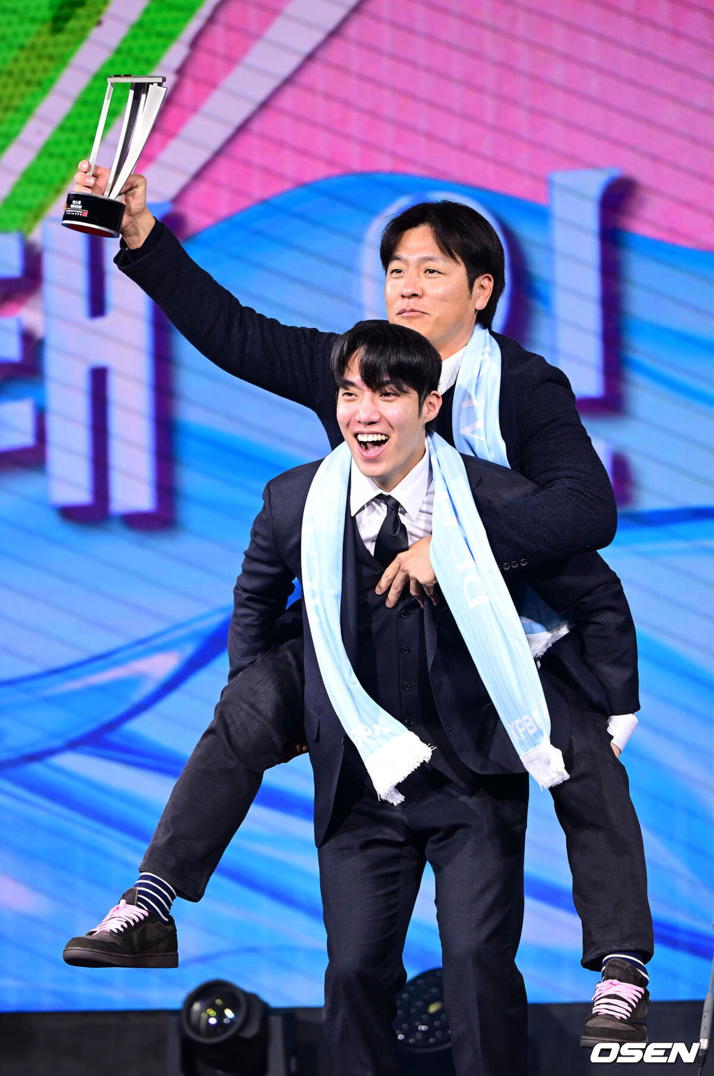 1일 오전 서울 광장동 그랜드 워커힐 서울에서 ‘리얼 글러브 어워드’ 시상식이 열렸다.리얼글러브 어워드는 한국 프로야구 선수들이 직접 투표를 통해 동료 선수들의 활약을 평가하고 각 포지션별 최고의 선수를 선정하는 국내 유일의 선수 주도형 시상식이다.삼성 원태인과 강민호가 베스트 배터리상을 수상한 뒤 포즈를 취하고 있다. 2025.12.01 / dreamer@osen.co.kr