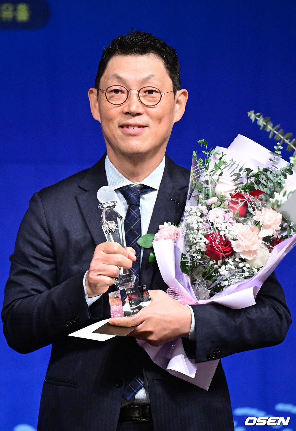 8일 오전 서울 청담동 리베라호텔에서 ‘2025 일구상 시상식’이 열렸다.이번 일구상은 최고투수상 삼성 원태인, 최고타자상 키움 송성문, 신인왕으로 KT 안현민 등을 선정했다.프로 지도자상을 수상한 LG 김정준 수석코치가 미소짓고 있다. 2025.12.08 / dreamer@osen.co.kr