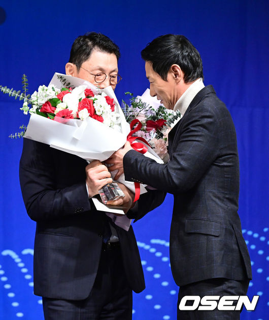 [OSEN=최규한 기자] 8일 오전 서울 청담동 리베라호텔에서 ‘2025 일구상 시상식’이 열렸다.이번 일구상은 최고투수상 삼성 원태인, 최고타자상 키움 송성문, 신인왕으로 KT 안현민 등을 선정했다.프로 지도자상을 수상한 LG 김정준 수석코치가 염경엽 감독의 축하를 받고 있다. 2025.12.08 / dreamer@osen.co.kr