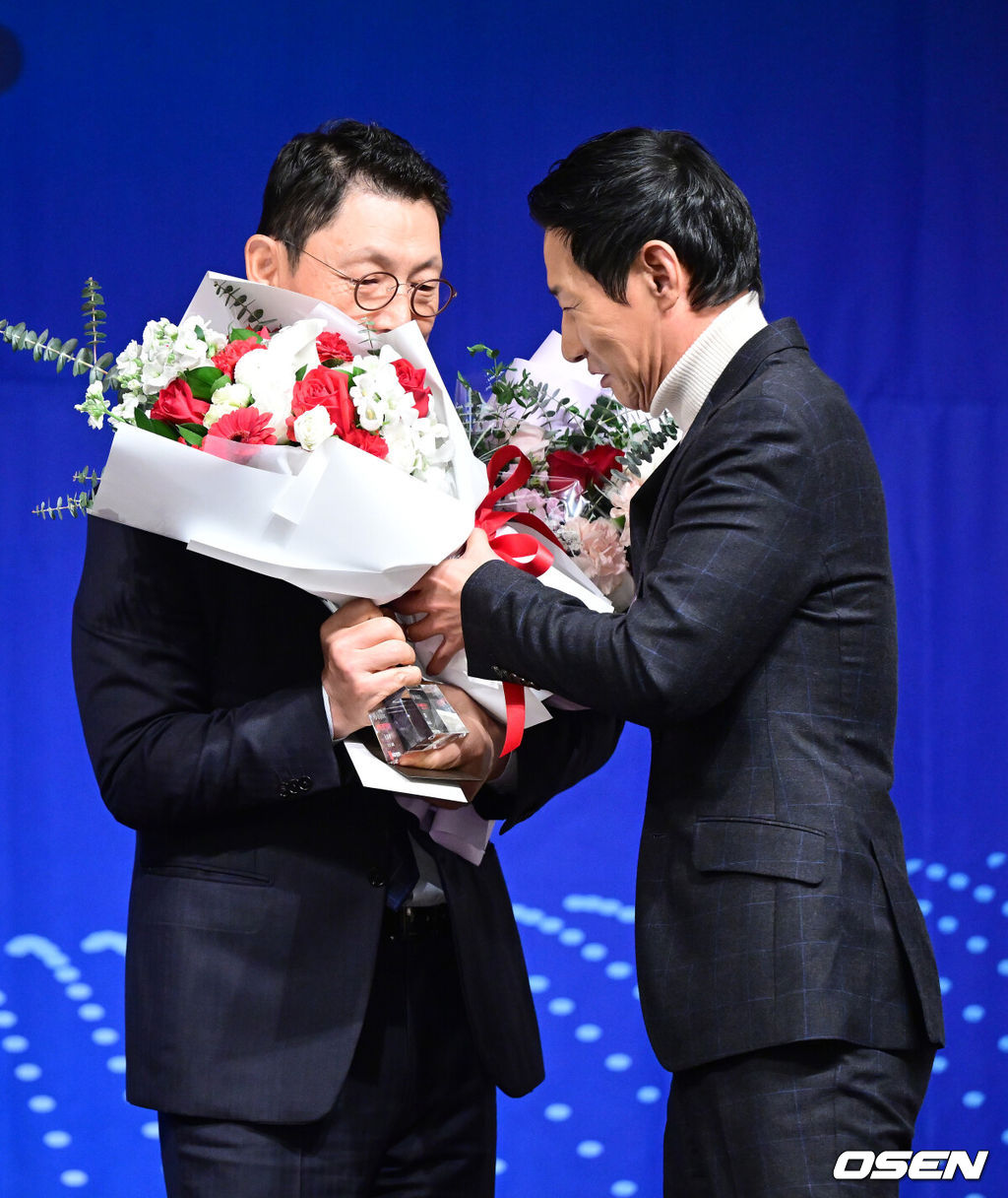 8일 오전 서울 청담동 리베라호텔에서 ‘2025 일구상 시상식’이 열렸다.이번 일구상은 최고투수상 삼성 원태인, 최고타자상 키움 송성문, 신인왕으로 KT 안현민 등을 선정했다.프로 지도자상을 수상한 LG 김정준 수석코치가 염경엽 감독의 축하를 받고 있다. 2025.12.08 / dreamer@osen.co.kr