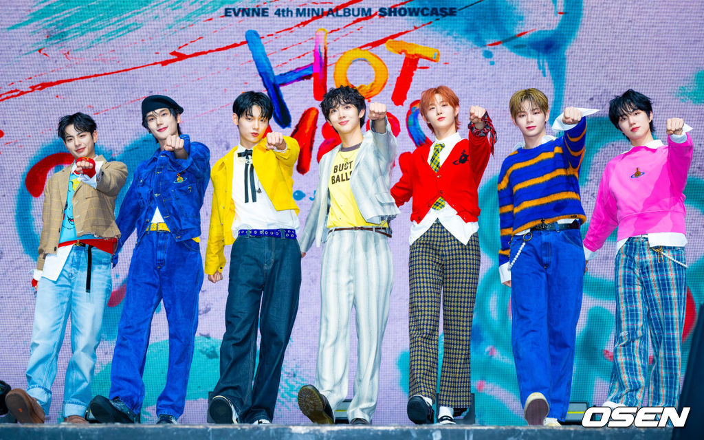 10일 오후 서울 광진구 예스24라이브홀에서 이븐(EVNNE) 네 번째 미니 앨범 '핫 메스'(HOT MESS)컴백 쇼케이스가 열렸다.이븐은 이번 컴백 타이틀곡 '핫 메스'에서는 팝락 장르에 첫 도전해 색다른 음악 컬러를 선보인다.이븐 멤버들이 무대 위에서 포즈를 취하고 있다. 2025.02.10 / rumi@osen.co.kr