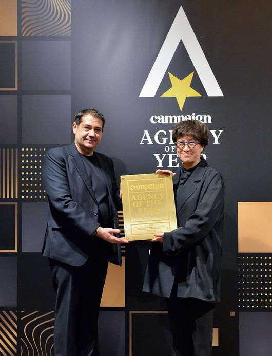 Campaign Asia ‘2025 올해의 에이전시’ 시상식에서 한일 통합 ‘올해의 크리에이티브 리더’를 수상하는 김정아 이노션 대표이사(오른쪽)와 심사위원인 Genesis Healthcare 회장 Michel Mommejat.
